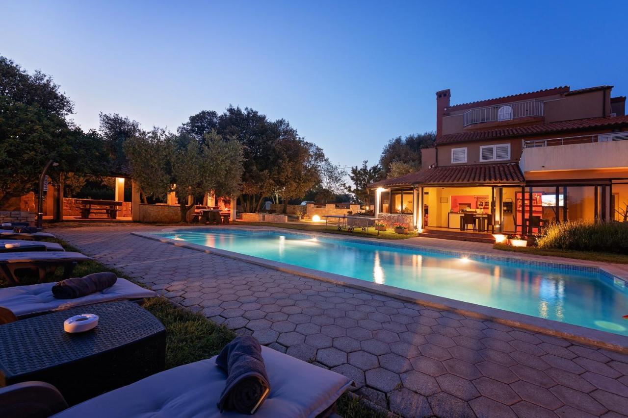 Guesthouse "Barboska" - Big Outdoor Swimming Pool & Private Tennis Court Воднян Экстерьер фото