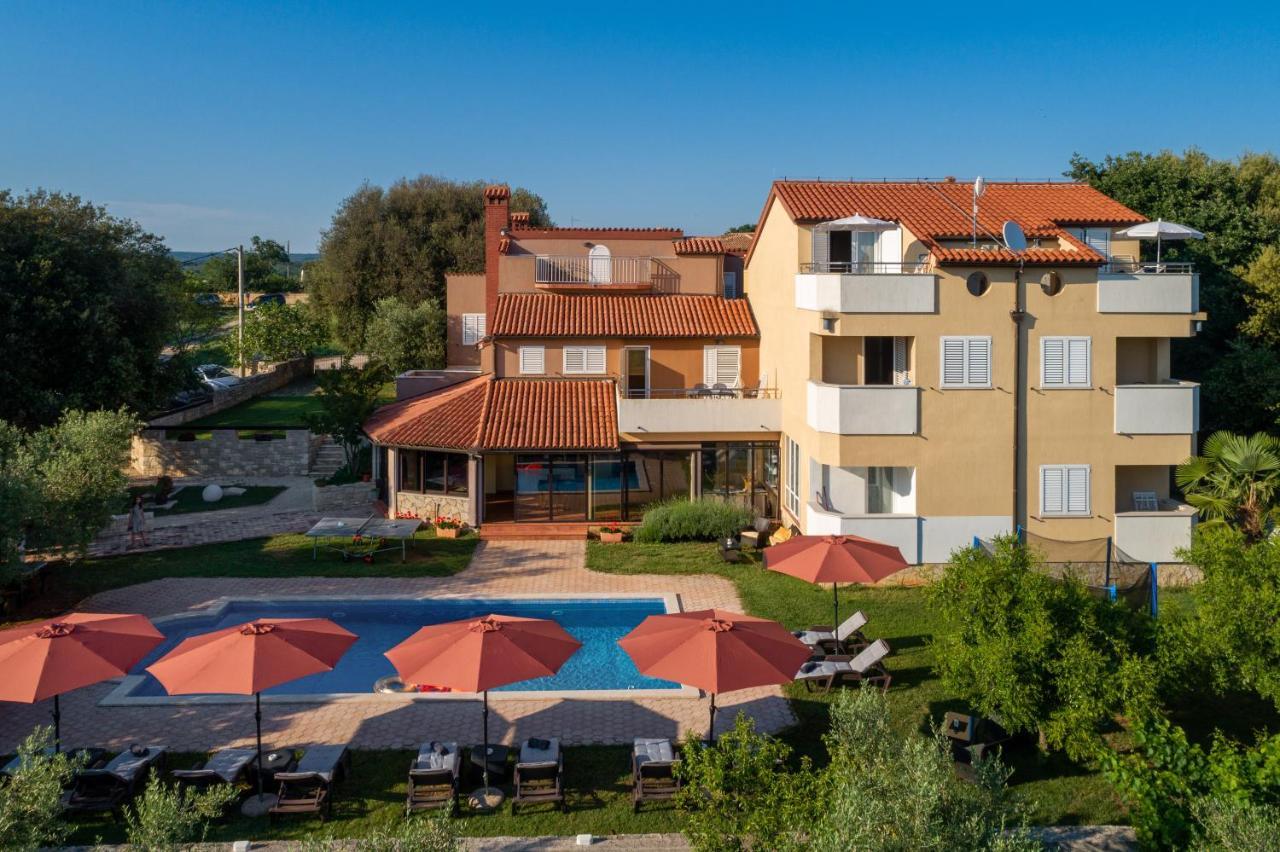 Guesthouse "Barboska" - Big Outdoor Swimming Pool & Private Tennis Court Воднян Экстерьер фото