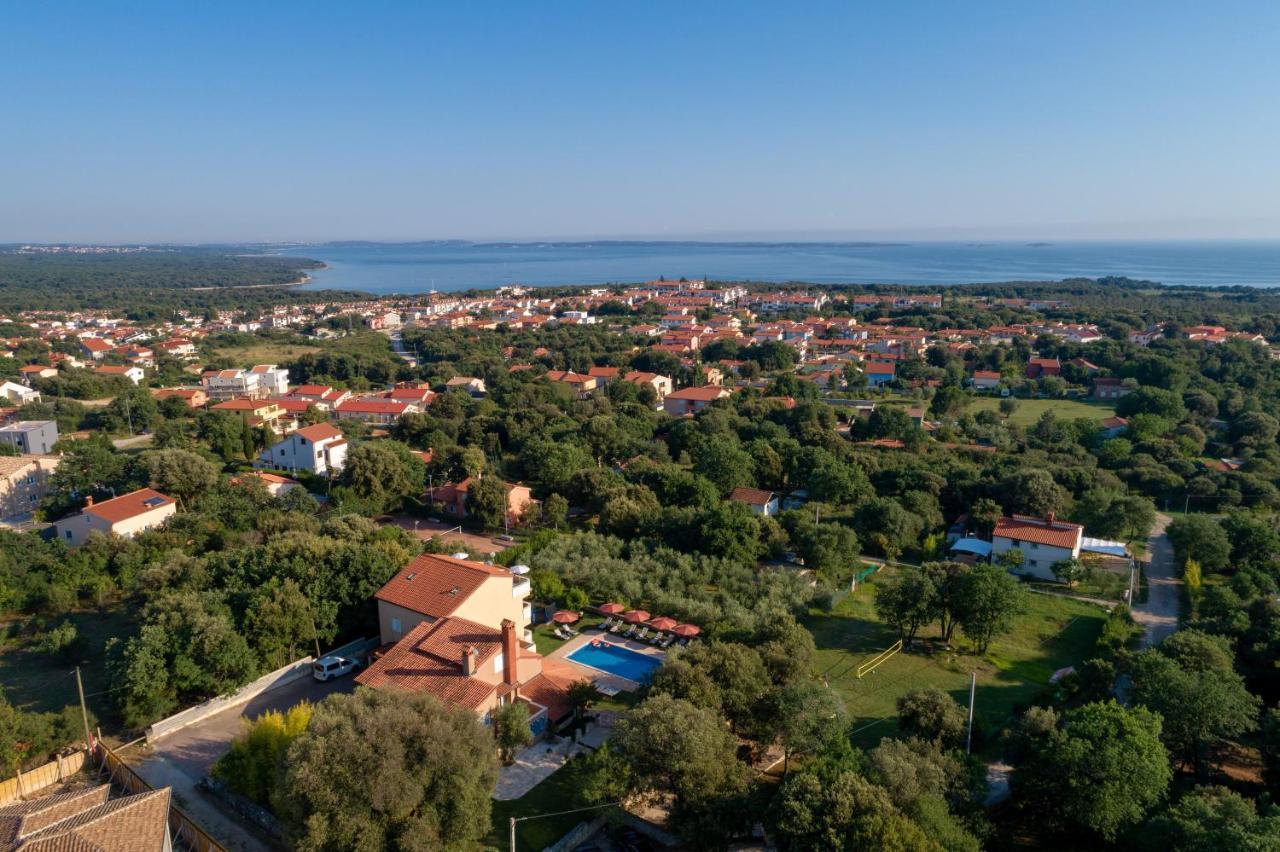Guesthouse "Barboska" - Big Outdoor Swimming Pool & Private Tennis Court Воднян Экстерьер фото