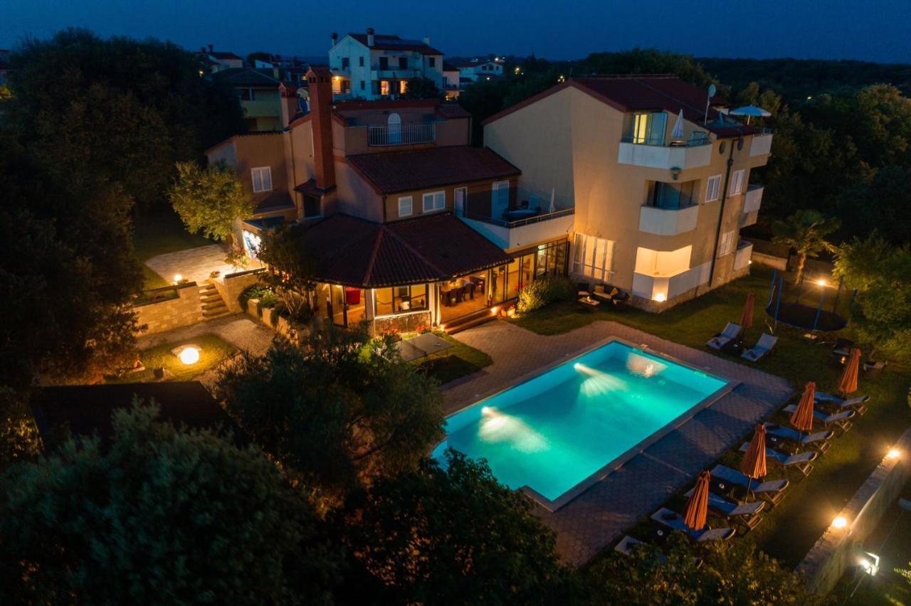 Guesthouse "Barboska" - Big Outdoor Swimming Pool & Private Tennis Court Воднян Экстерьер фото
