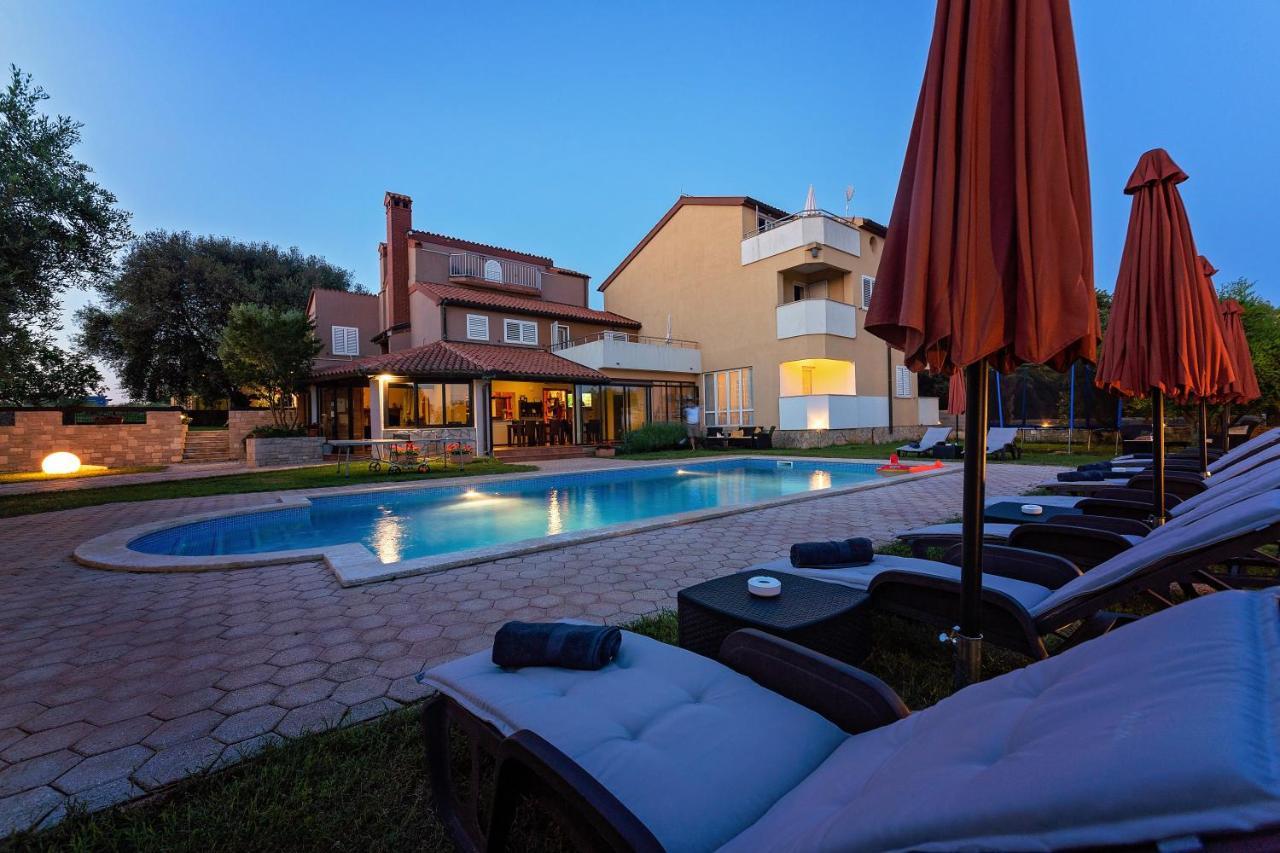 Guesthouse "Barboska" - Big Outdoor Swimming Pool & Private Tennis Court Воднян Экстерьер фото