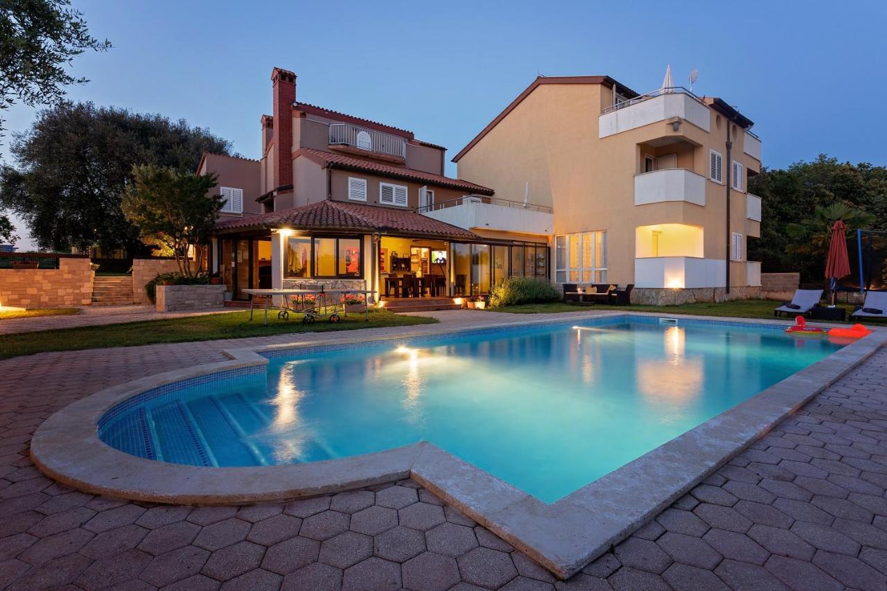 Guesthouse "Barboska" - Big Outdoor Swimming Pool & Private Tennis Court Воднян Экстерьер фото