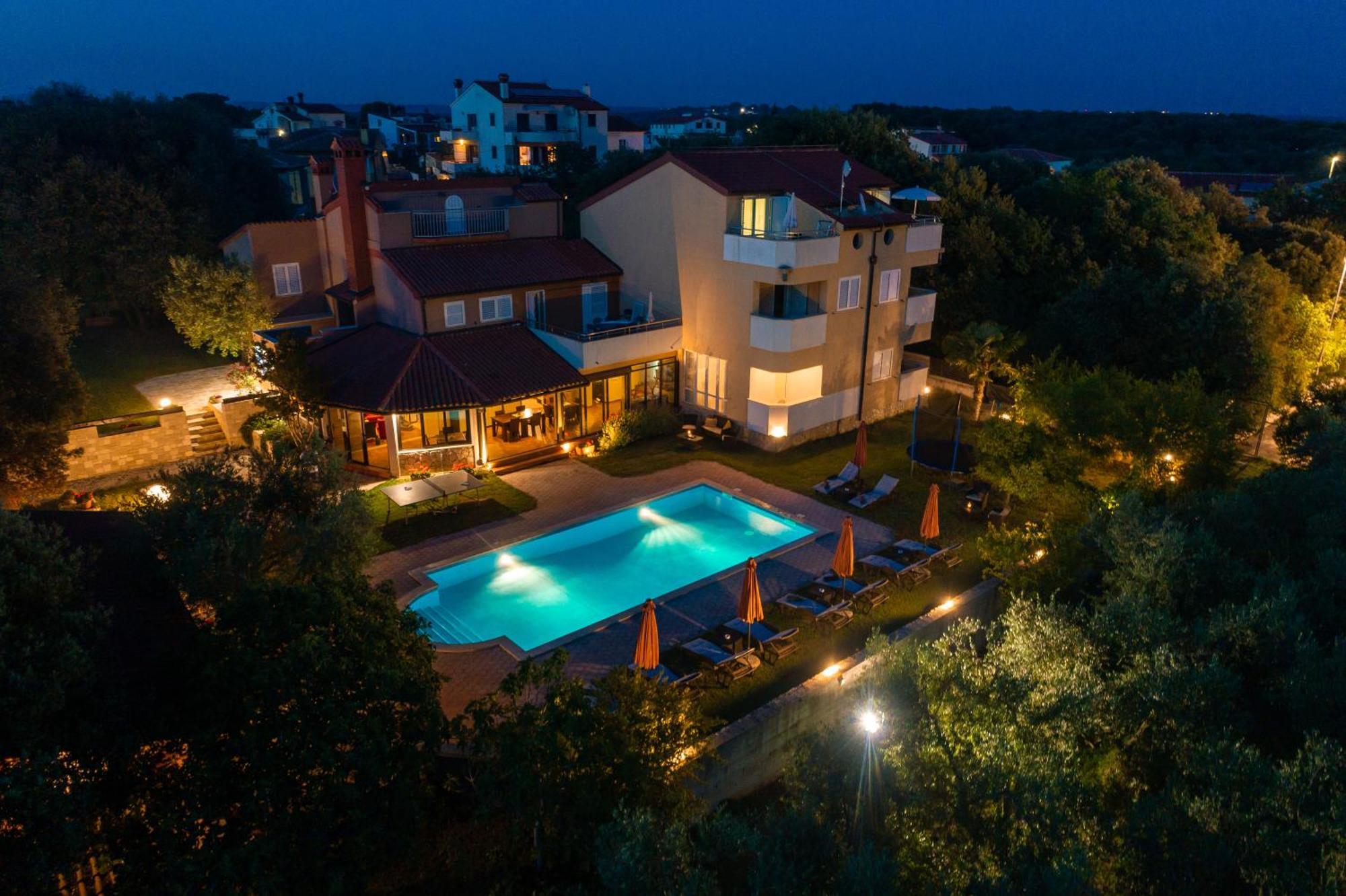 Guesthouse "Barboska" - Big Outdoor Swimming Pool & Private Tennis Court Воднян Экстерьер фото