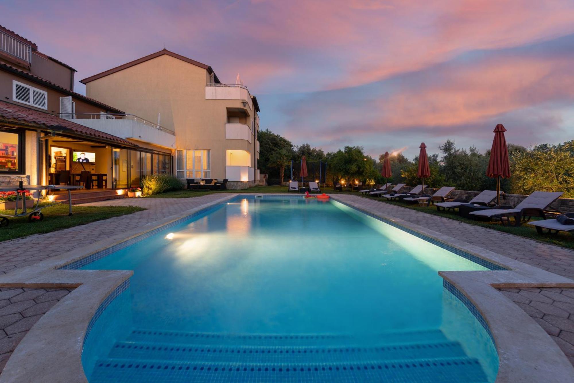Guesthouse "Barboska" - Big Outdoor Swimming Pool & Private Tennis Court Воднян Экстерьер фото