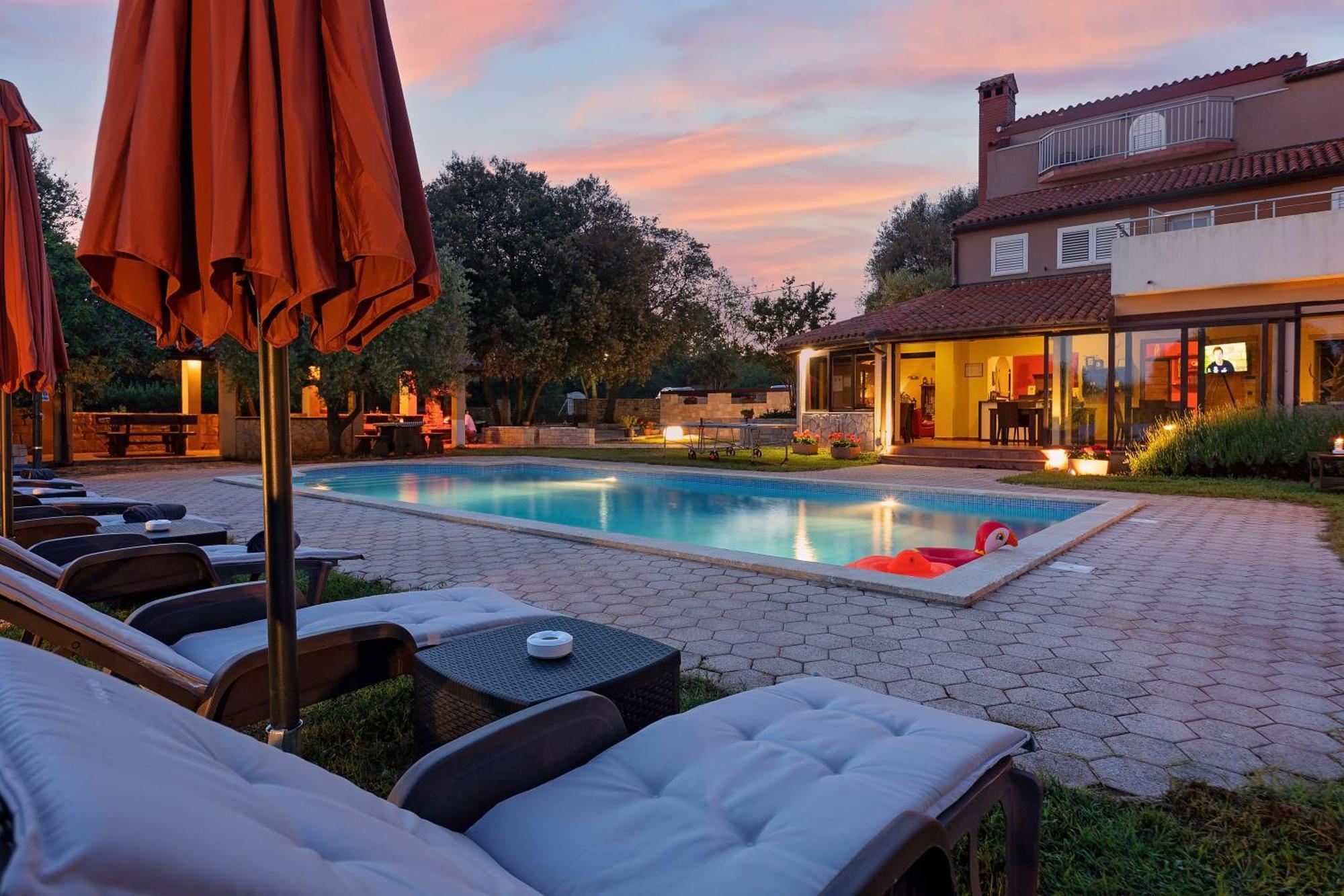 Guesthouse "Barboska" - Big Outdoor Swimming Pool & Private Tennis Court Воднян Экстерьер фото