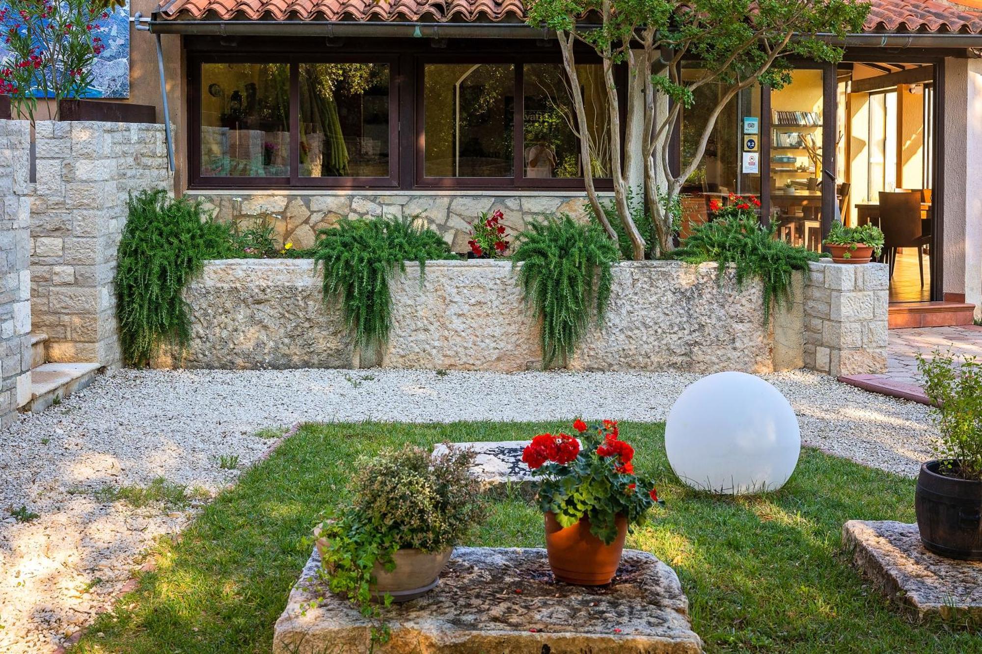 Guesthouse "Barboska" - Big Outdoor Swimming Pool & Private Tennis Court Воднян Экстерьер фото