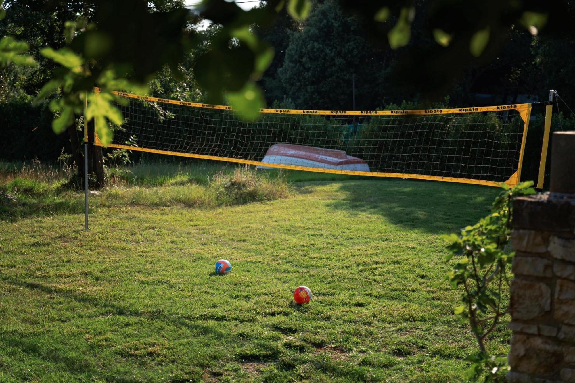 Guesthouse "Barboska" - Big Outdoor Swimming Pool & Private Tennis Court Воднян Экстерьер фото