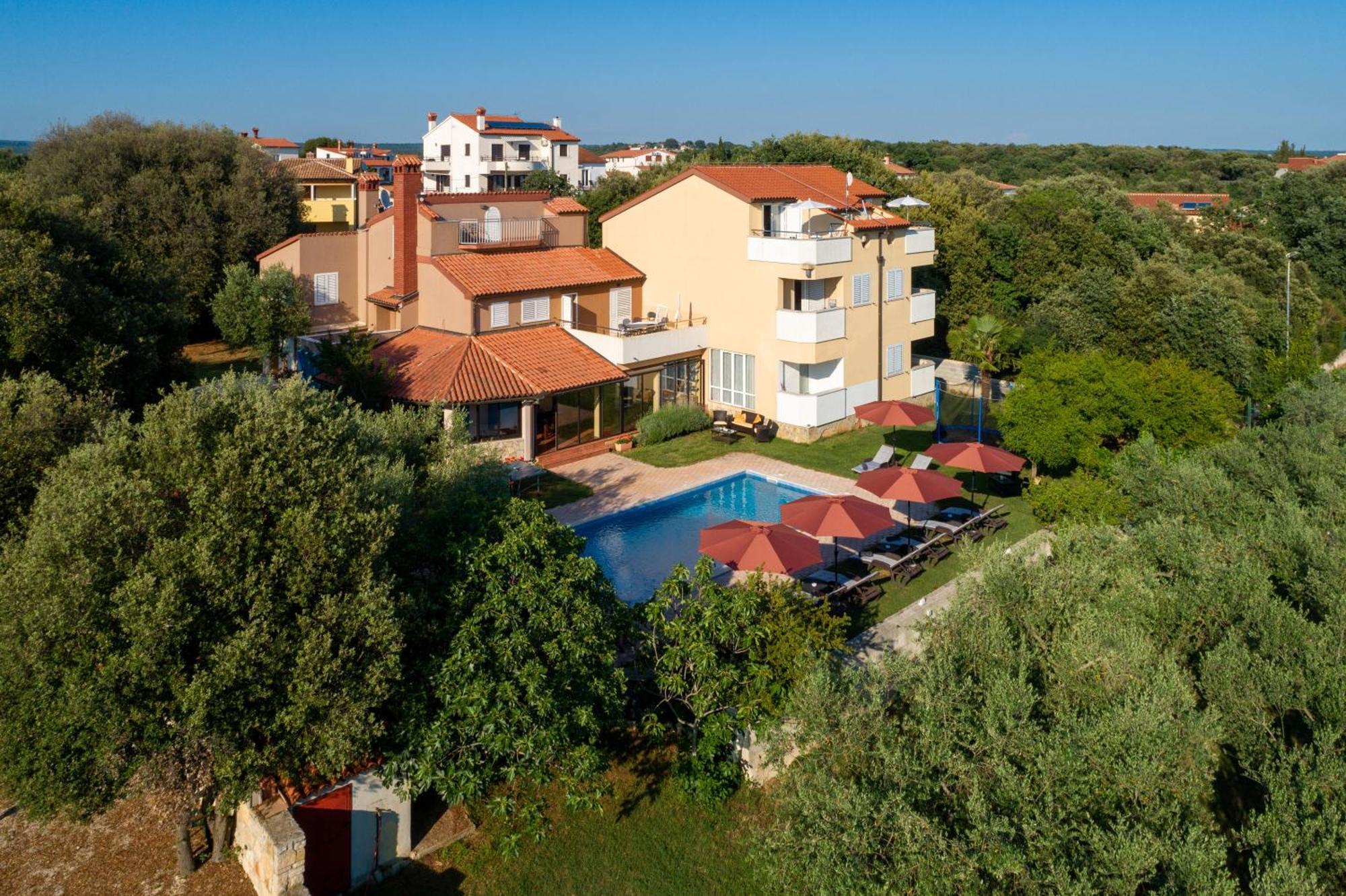 Guesthouse "Barboska" - Big Outdoor Swimming Pool & Private Tennis Court Воднян Экстерьер фото