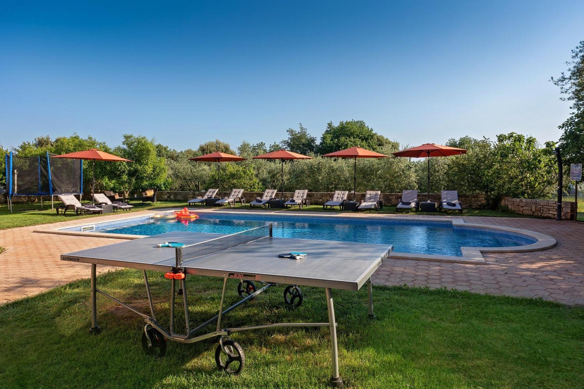 Guesthouse "Barboska" - Big Outdoor Swimming Pool & Private Tennis Court Воднян Экстерьер фото