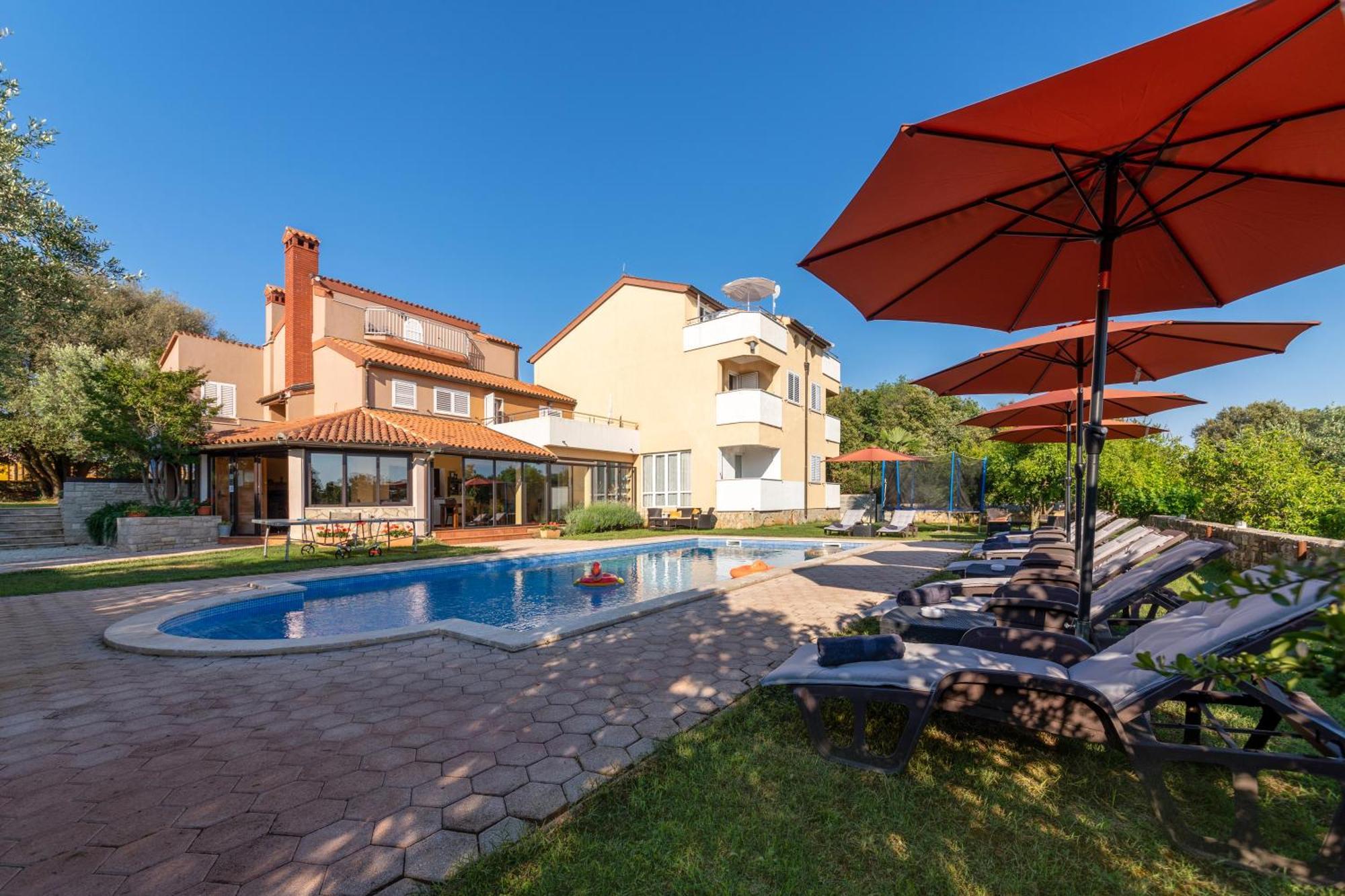 Guesthouse "Barboska" - Big Outdoor Swimming Pool & Private Tennis Court Воднян Экстерьер фото