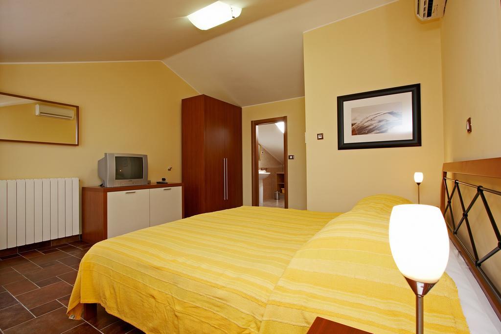 Guesthouse "Barboska" - Big Outdoor Swimming Pool & Private Tennis Court Воднян Номер фото