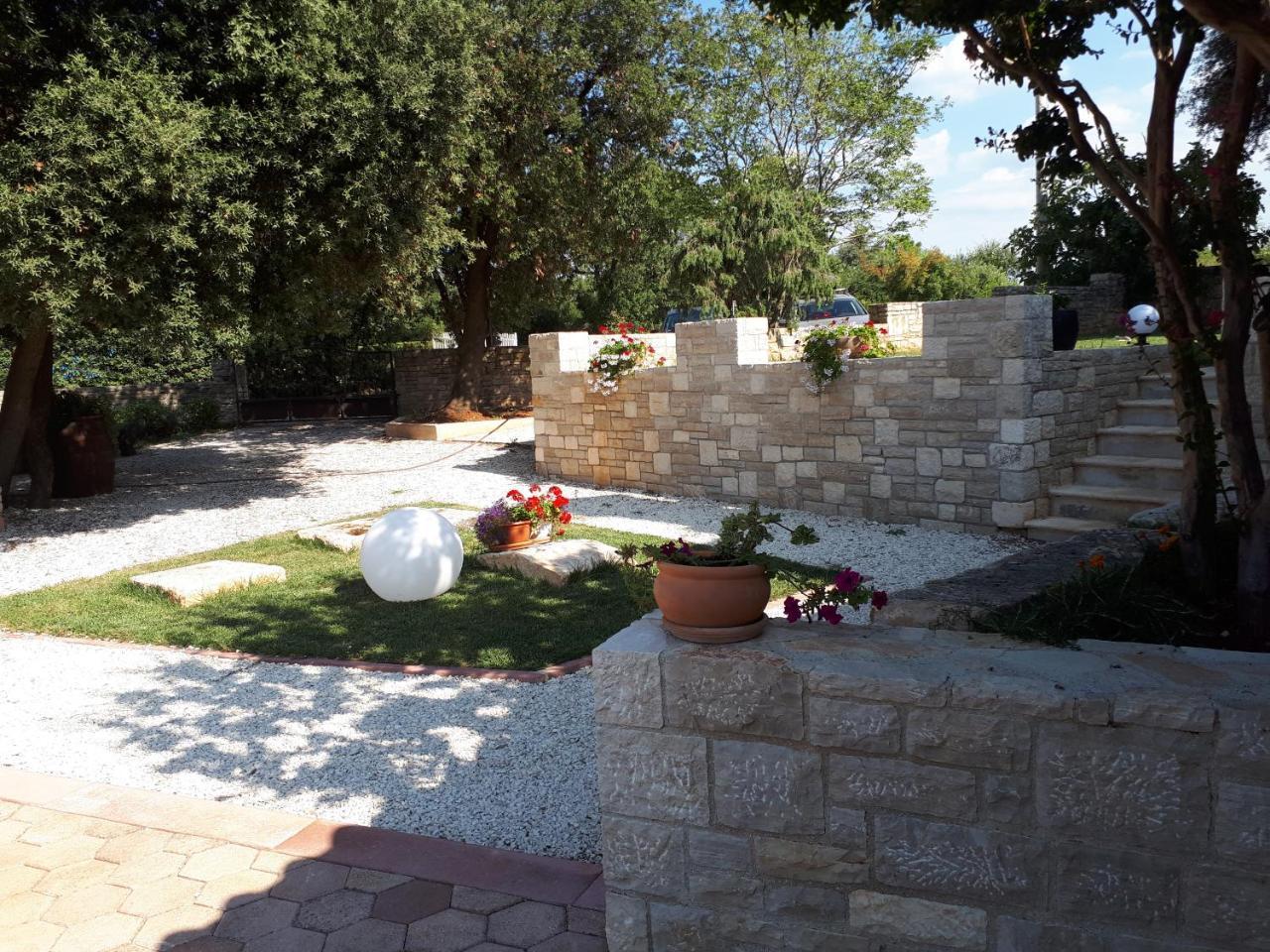 Guesthouse "Barboska" - Big Outdoor Swimming Pool & Private Tennis Court Воднян Экстерьер фото